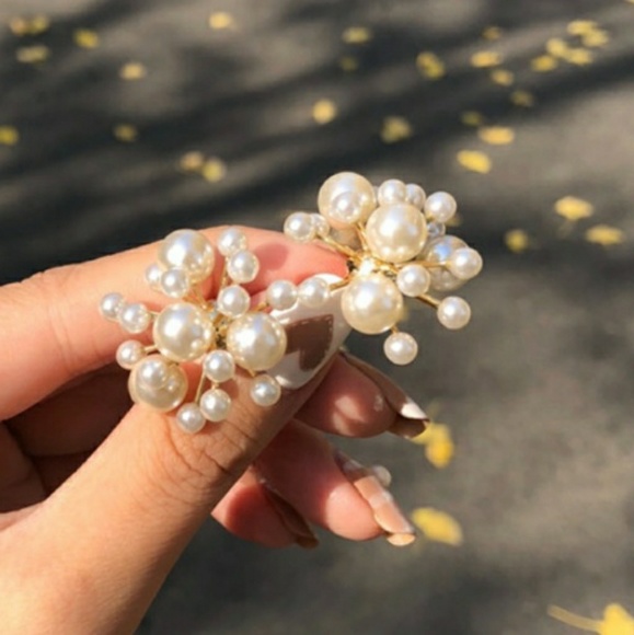 NEW WHITE PEARL FLORAL STUD EARRINGS ACCESSORIE - Picture 5 of 5